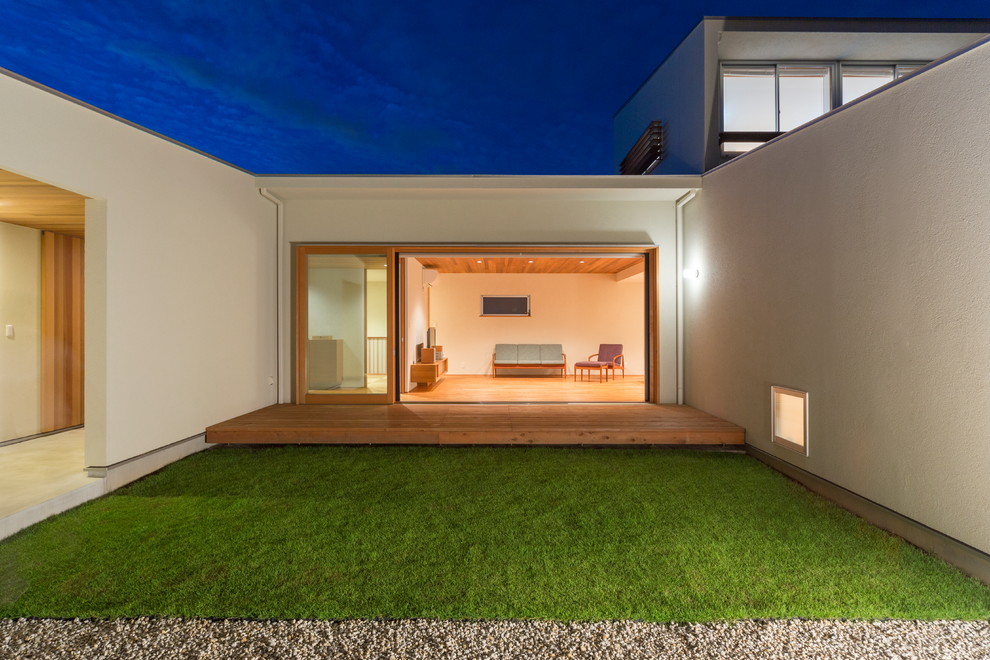 Источник вдохновения для домашнего уюта: участок и сад на внутреннем дворе в стиле модернизм с покрытием из гравия