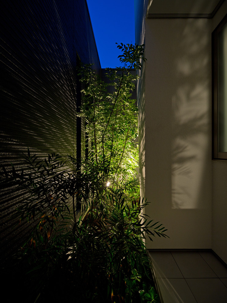 Moderner Garten neben dem Haus in Fukuoka