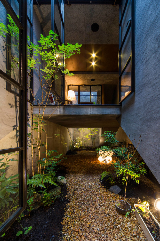 Imagen de jardín de estilo zen con exposición reducida al sol y gravilla