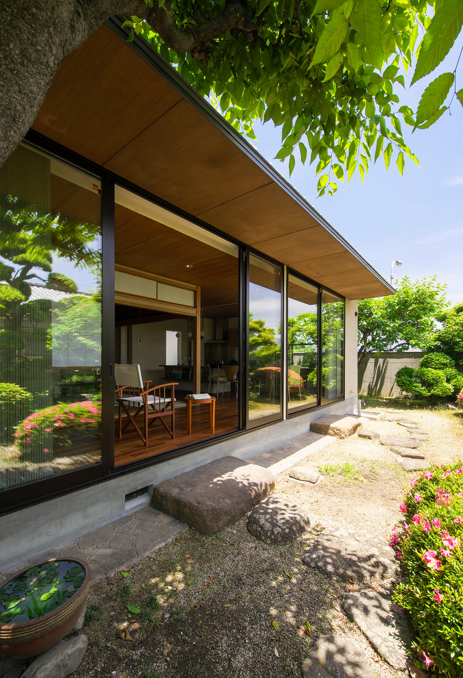 Cette photo montre un jardin japonais avant asiatique au printemps avec des pavés en pierre naturelle et une exposition ensoleillée.