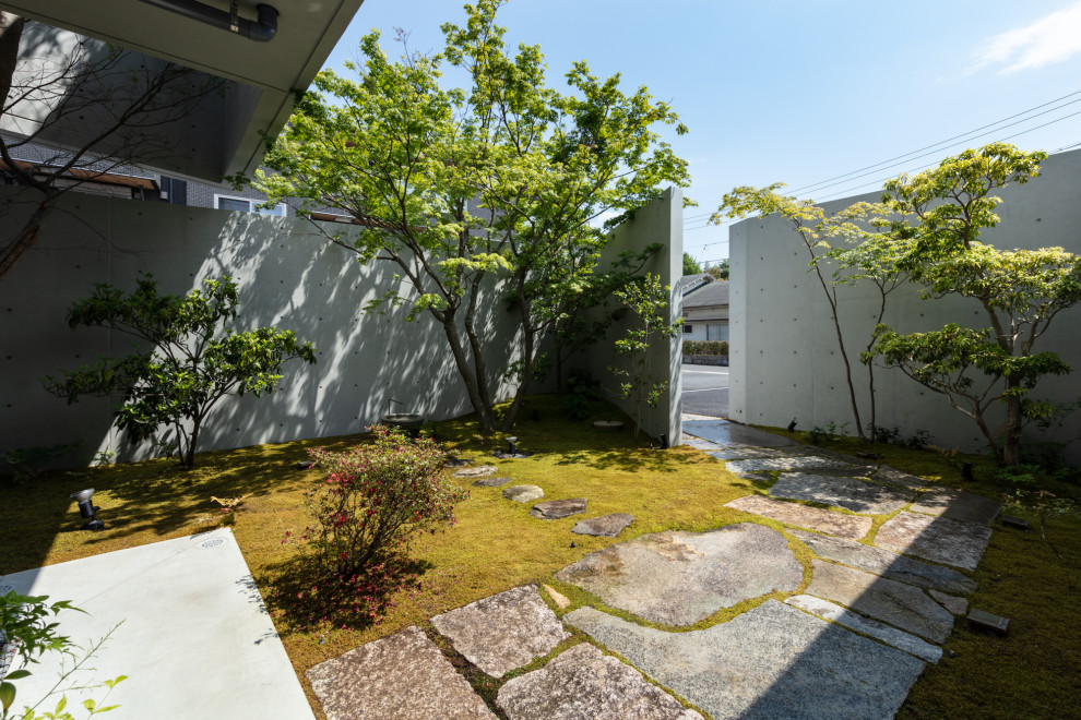 Идея дизайна: участок и сад на переднем дворе в скандинавском стиле с садовой дорожкой или калиткой