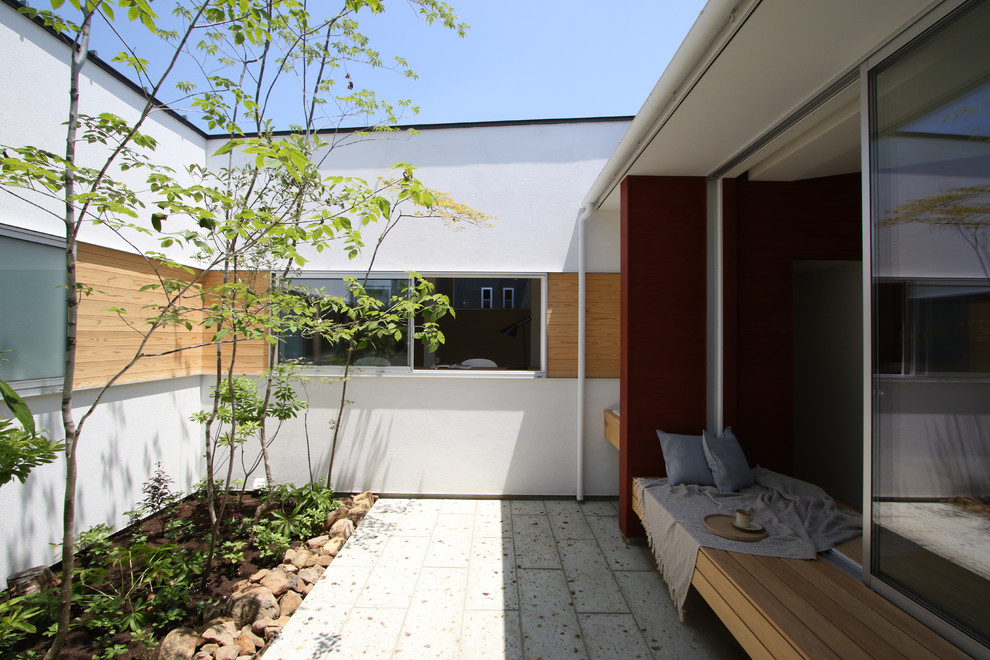 Idées déco pour un jardin sur cour moderne de taille moyenne avec une exposition partiellement ombragée et des pavés en pierre naturelle.