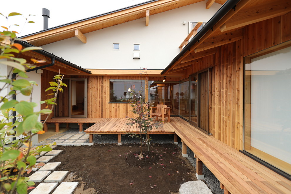 Aménagement d'un jardin sur cour avec une terrasse en bois.