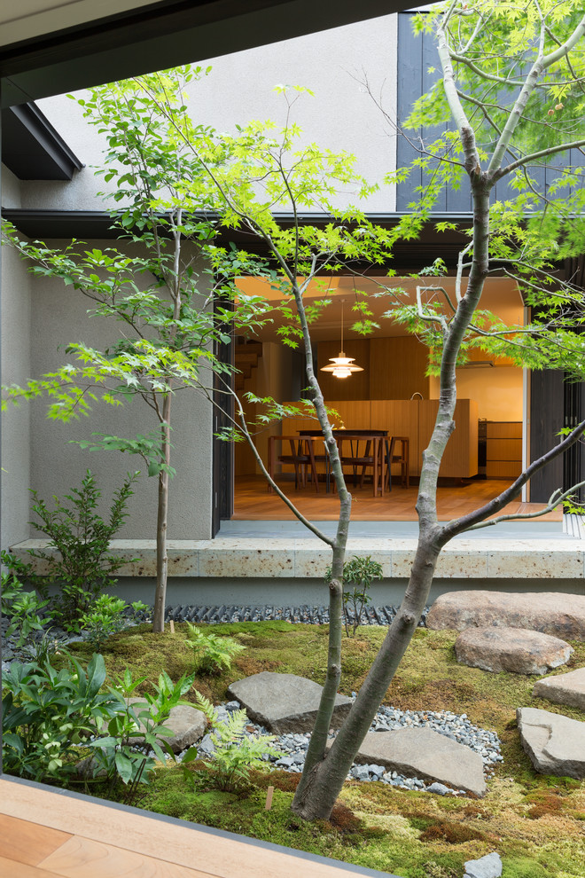 東京23区にある和風のおしゃれな中庭の写真