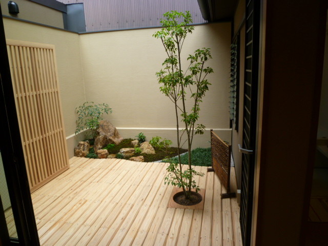京都にある和風のおしゃれな庭の写真