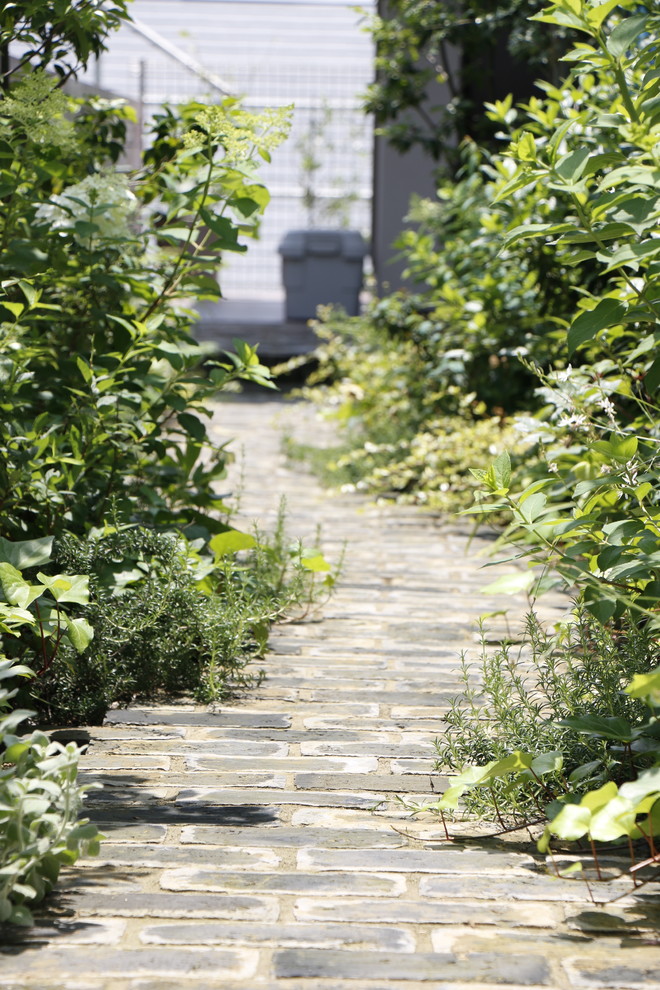 東京23区にあるシャビーシック調のおしゃれな庭の写真