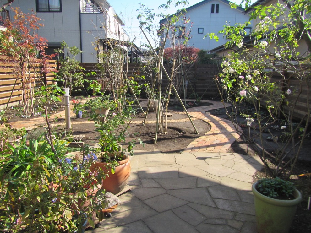 他の地域にあるモダンスタイルのおしゃれな庭 (半日向、天然石敷き) の写真