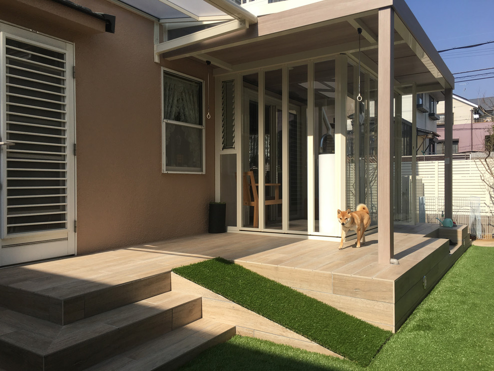 На фото: участок и сад среднего размера на внутреннем дворе в стиле модернизм с газонным бордюром