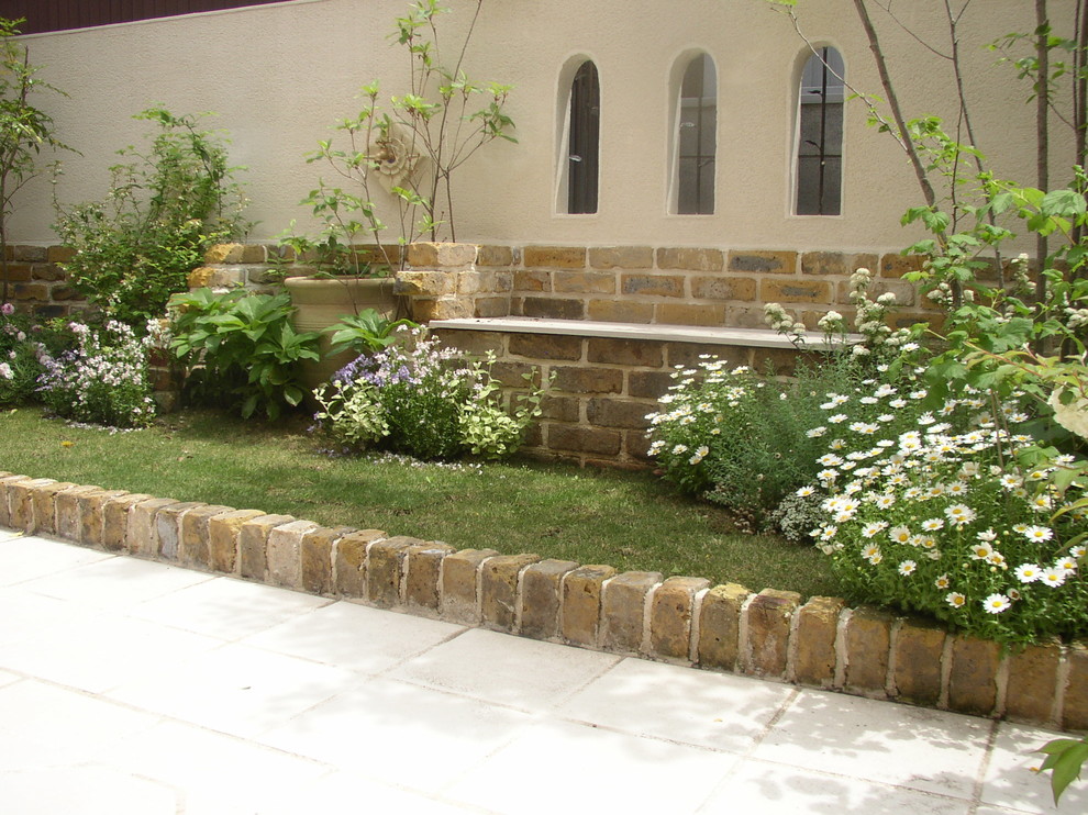 Cette image montre un jardin à la française rustique avec une exposition partiellement ombragée.