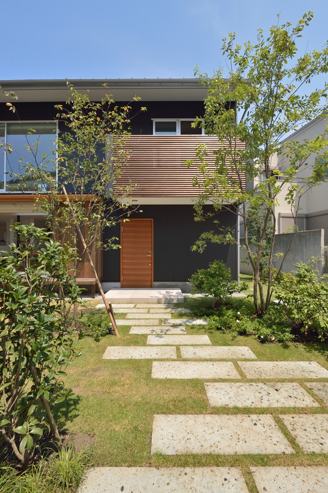 Imagen de jardín de estilo zen en patio delantero con exposición total al sol y adoquines de piedra natural