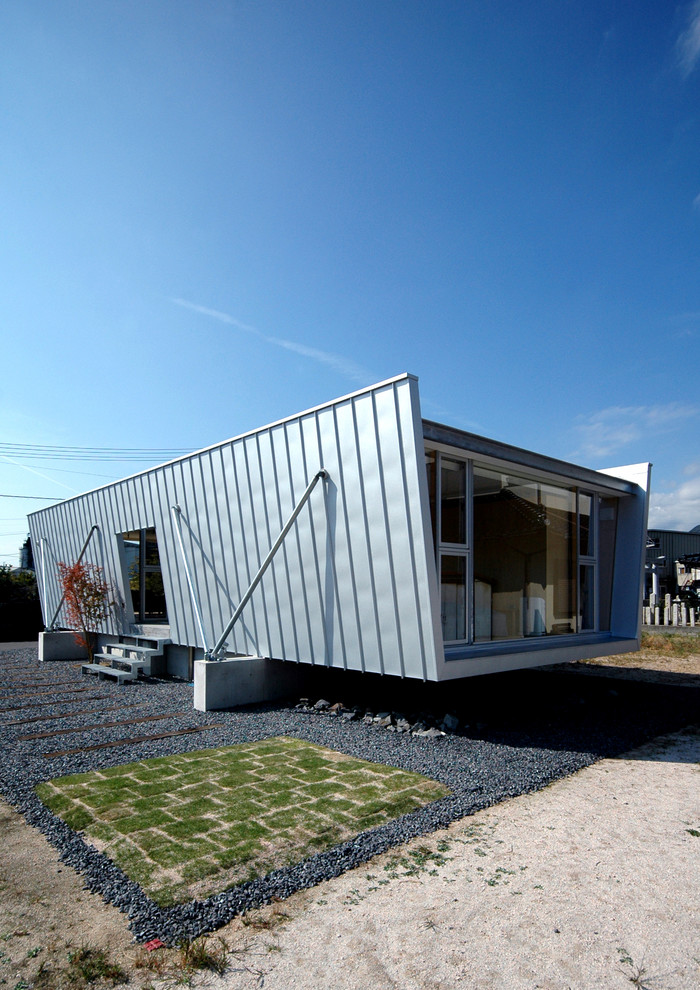 Idee per la villa piccola grigia moderna a un piano con tetto piano