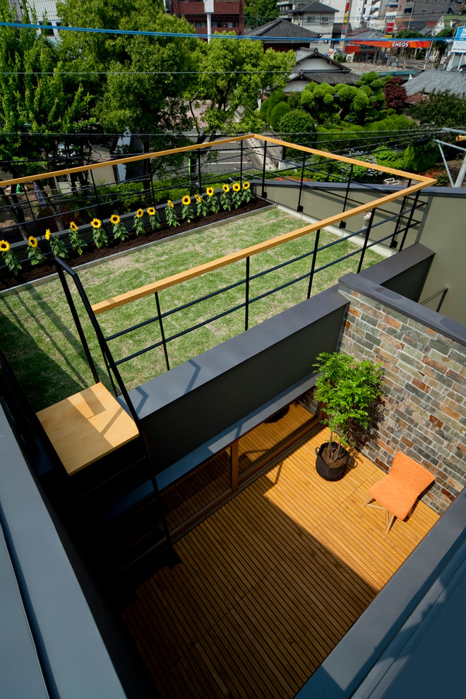 Foto di un giardino minimalista esposto in pieno sole di medie dimensioni e sul tetto in estate con un giardino in vaso