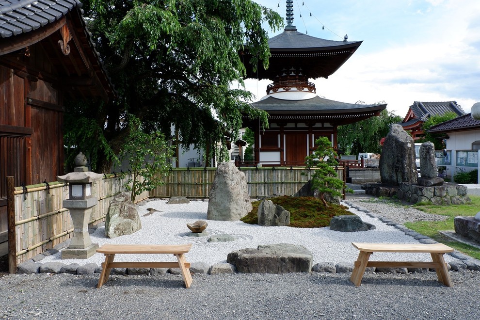 Esempio di un giardino etnico esposto in pieno sole di medie dimensioni con pavimentazioni in pietra naturale