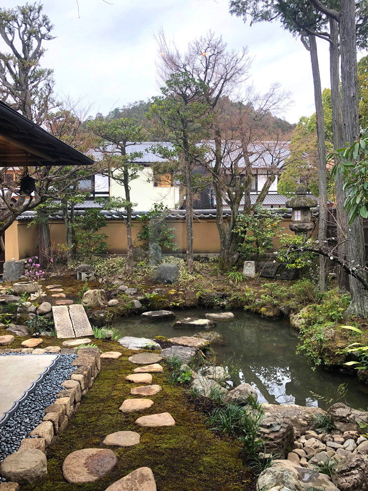 京都にある広い和風のおしゃれな整形庭園の写真