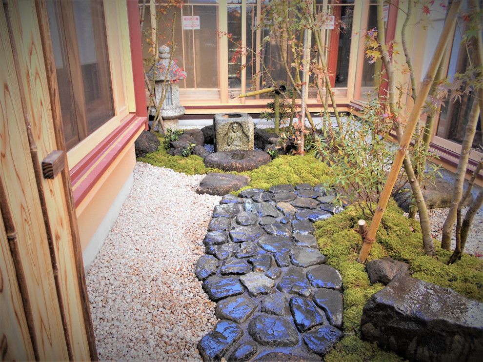 Esempio di un piccolo giardino esposto a mezz'ombra in cortile in autunno con sassi e rocce e pavimentazioni in pietra naturale
