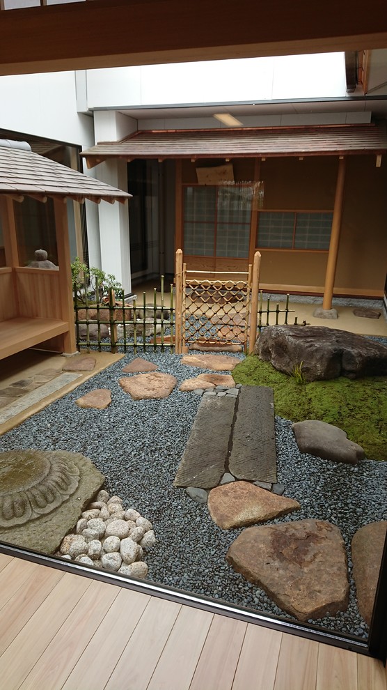 Aménagement d'un jardin japonais asiatique de taille moyenne.