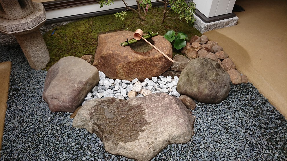 Mittelgroßer, Halbschattiger Asiatischer Garten im Innenhof mit Natursteinplatten in Sonstige
