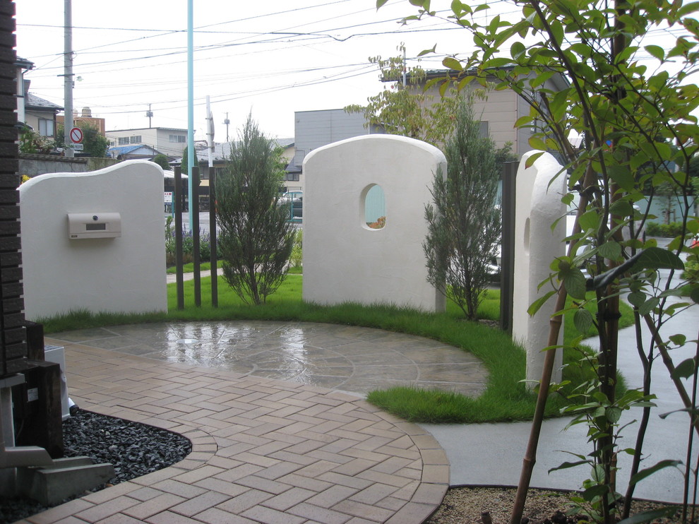 他の地域にあるモダンスタイルのおしゃれな前庭 (半日向、レンガ敷き) の写真