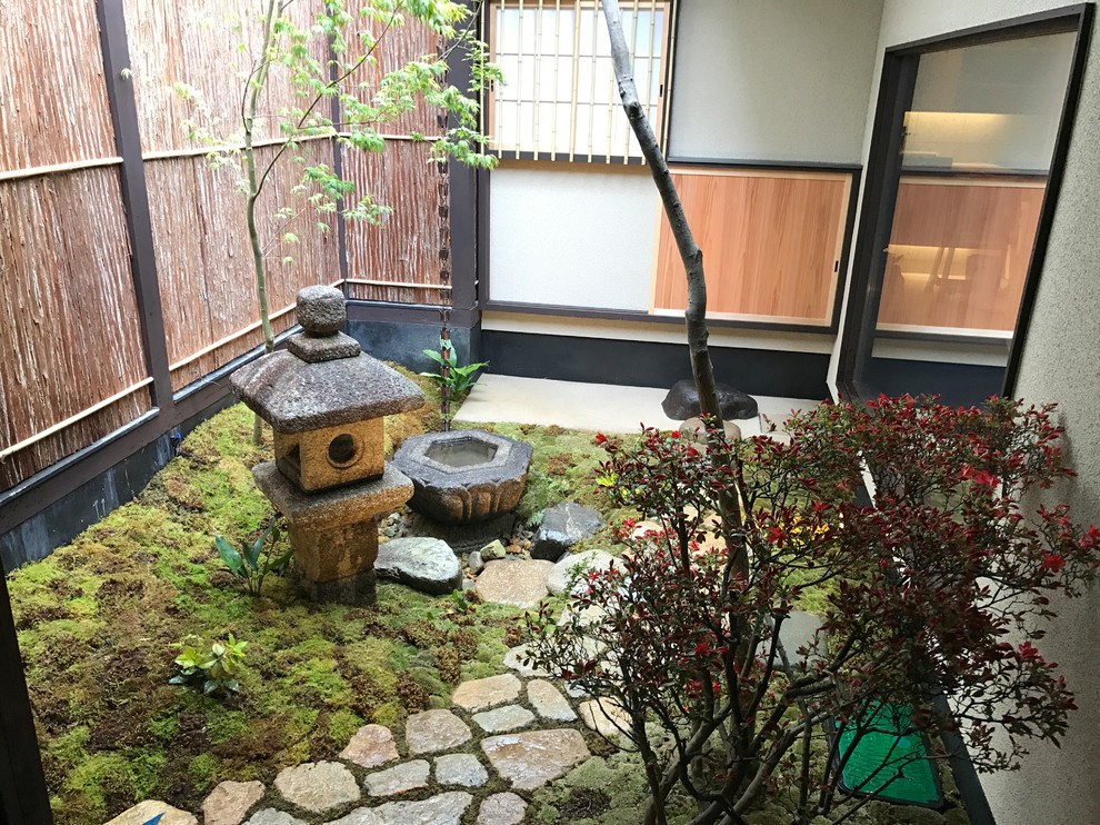 京都にある和風のおしゃれな坪庭の写真