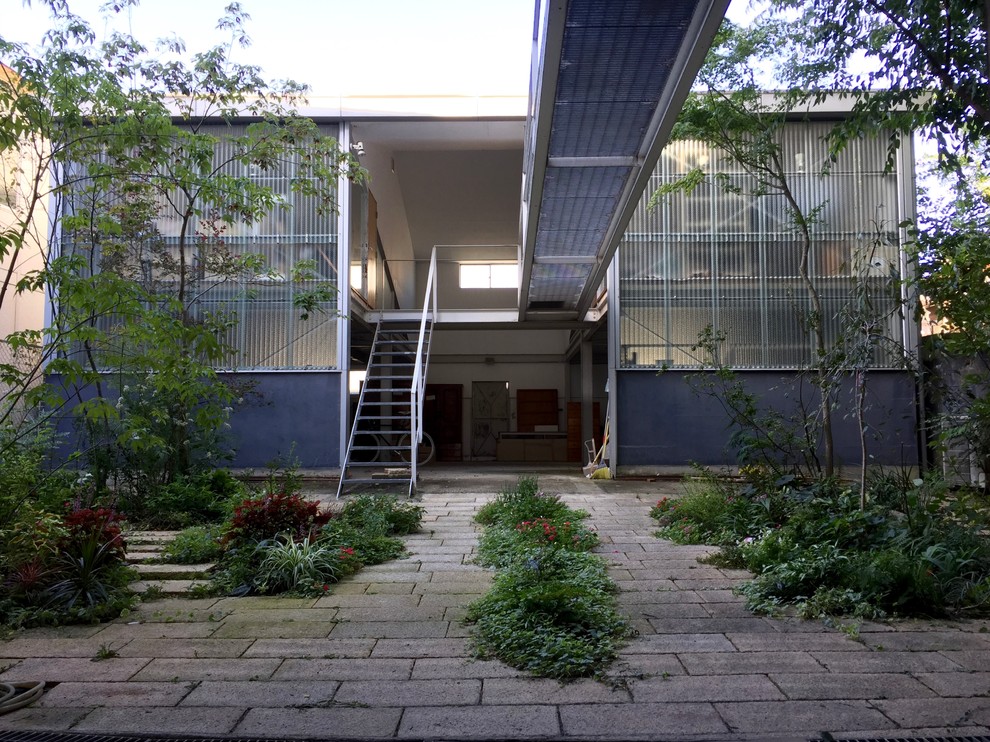 Esempio di un giardino industriale esposto a mezz'ombra con pavimentazioni in cemento