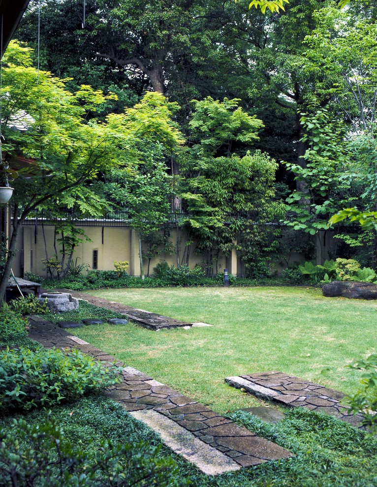 Свежая идея для дизайна: весенний участок и сад на переднем дворе в восточном стиле - отличное фото интерьера
