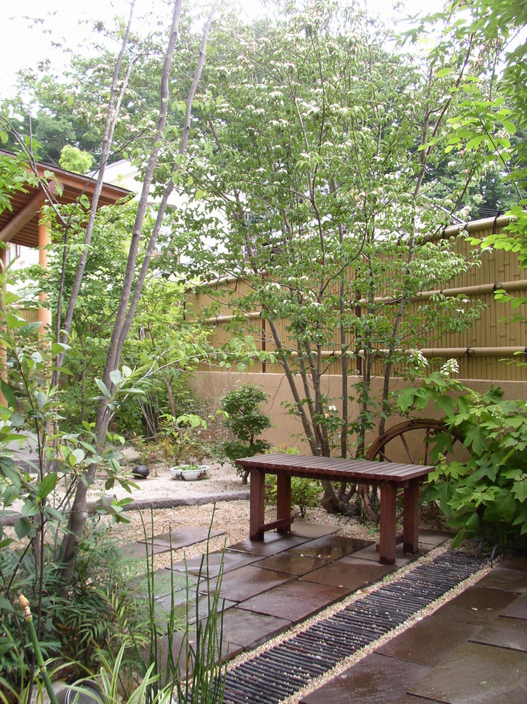 Свежая идея для дизайна: регулярный сад в восточном стиле с покрытием из гравия - отличное фото интерьера