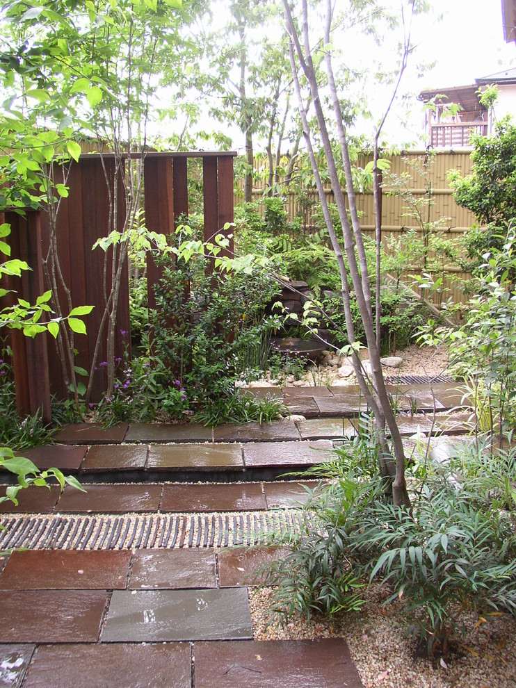 Свежая идея для дизайна: регулярный сад в восточном стиле с покрытием из гравия - отличное фото интерьера