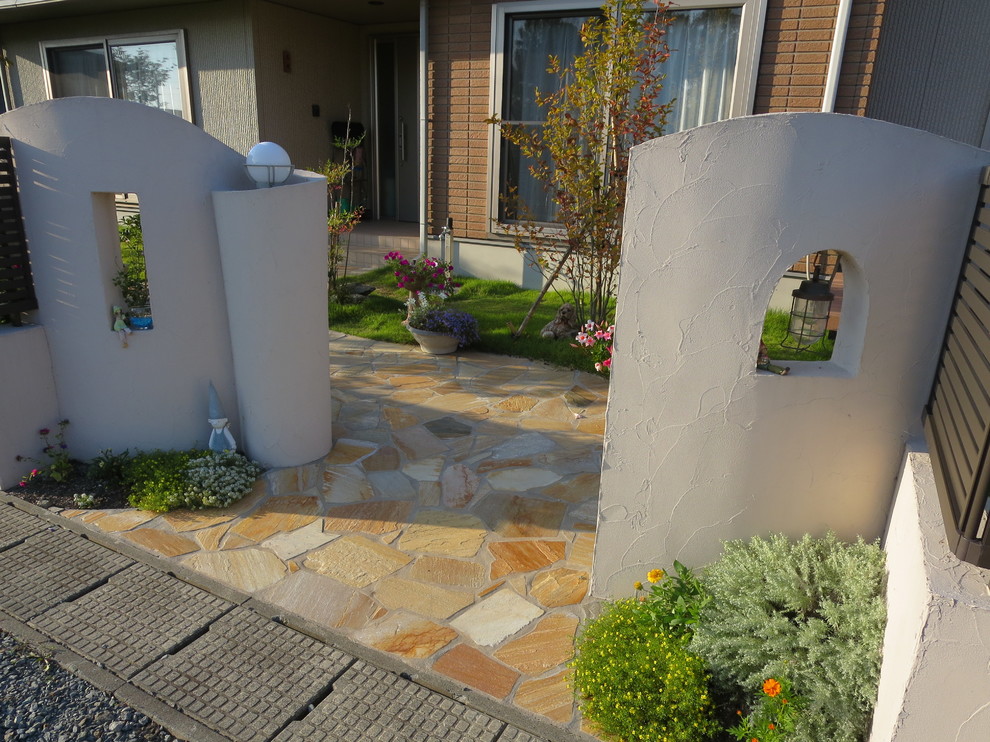 Источник вдохновения для домашнего уюта: солнечный участок и сад на переднем дворе в стиле модернизм с хорошей освещенностью и покрытием из каменной брусчатки