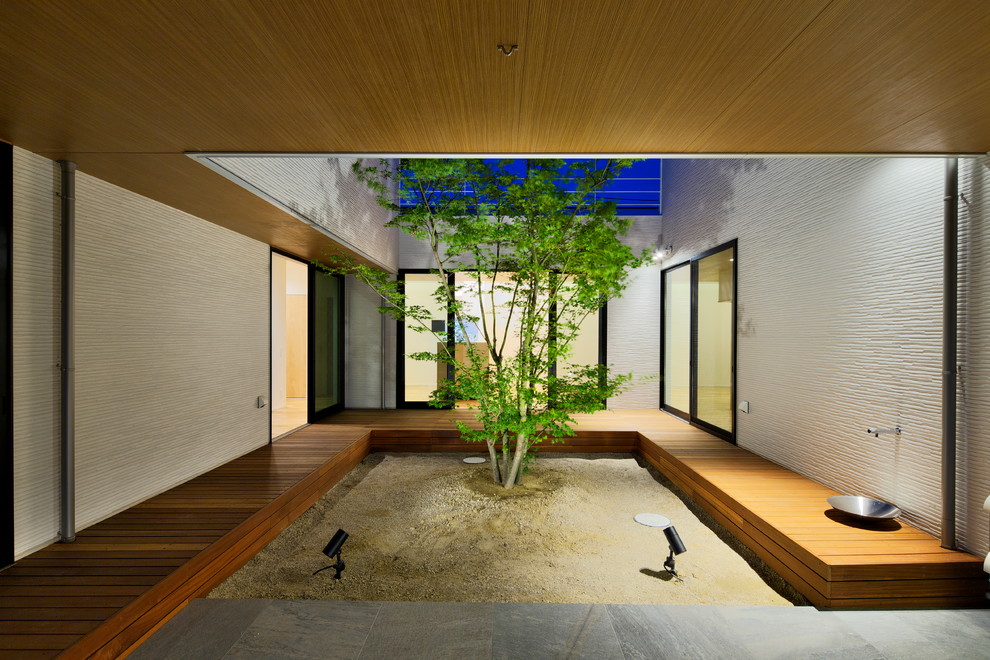 Inspiration for an asian courtyard landscaping in Nagoya with decking.