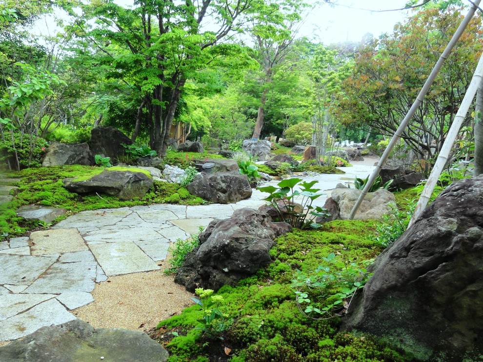 Aménagement d'un très grand jardin japonais asiatique.