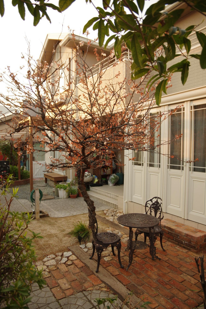 Источник вдохновения для домашнего уюта: солнечный, весенний участок и сад среднего размера на переднем дворе в восточном стиле с хорошей освещенностью и мощением клинкерной брусчаткой