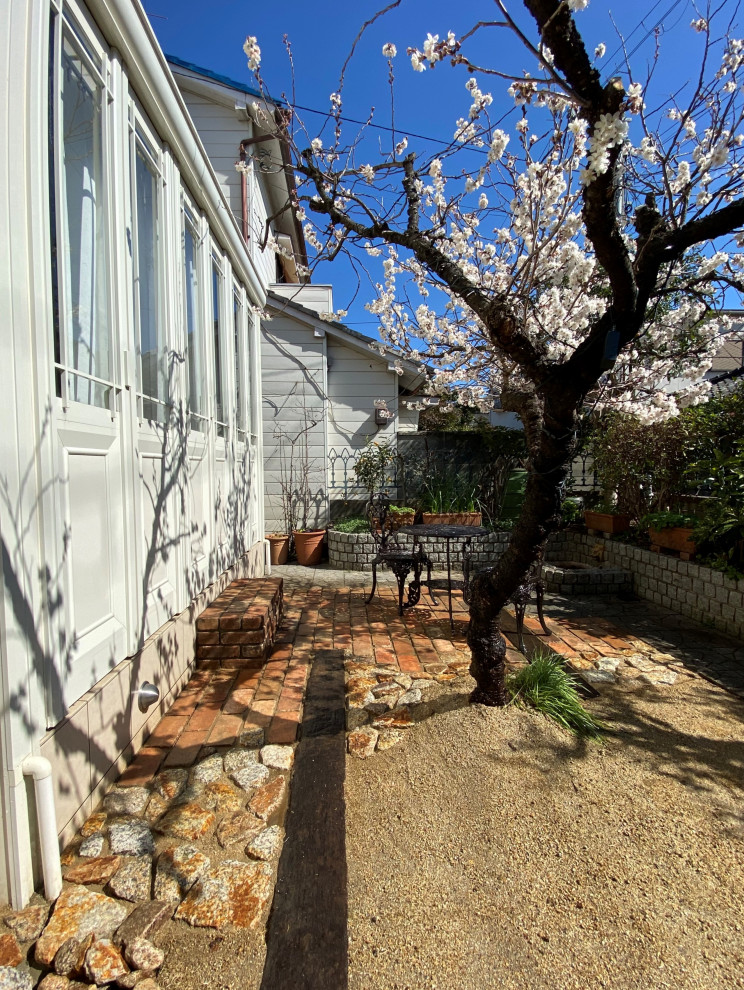 Foto di un giardino etnico esposto in pieno sole di medie dimensioni e davanti casa in primavera con pavimentazioni in mattoni