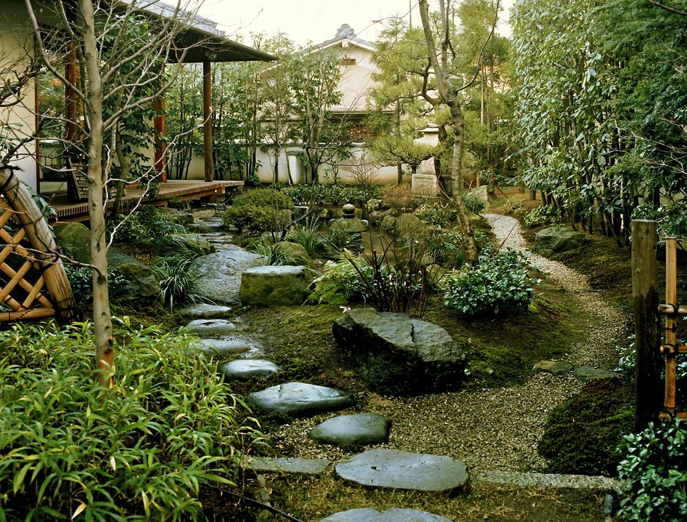 Modelo de jardín asiático en patio trasero con jardín francés