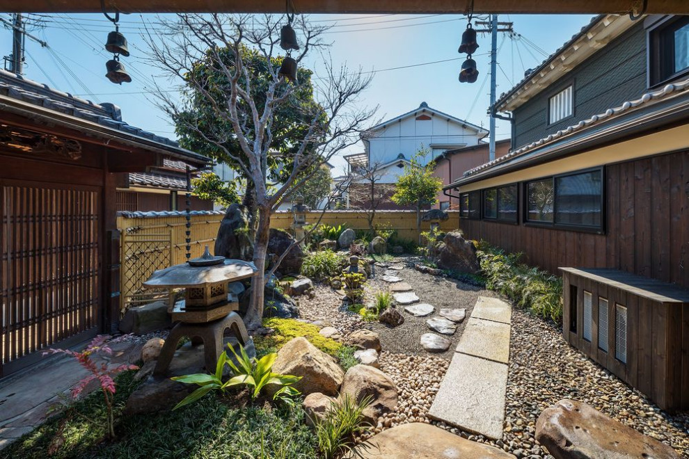 Идея дизайна: большой солнечный сад с прудом на переднем дворе в классическом стиле с хорошей освещенностью