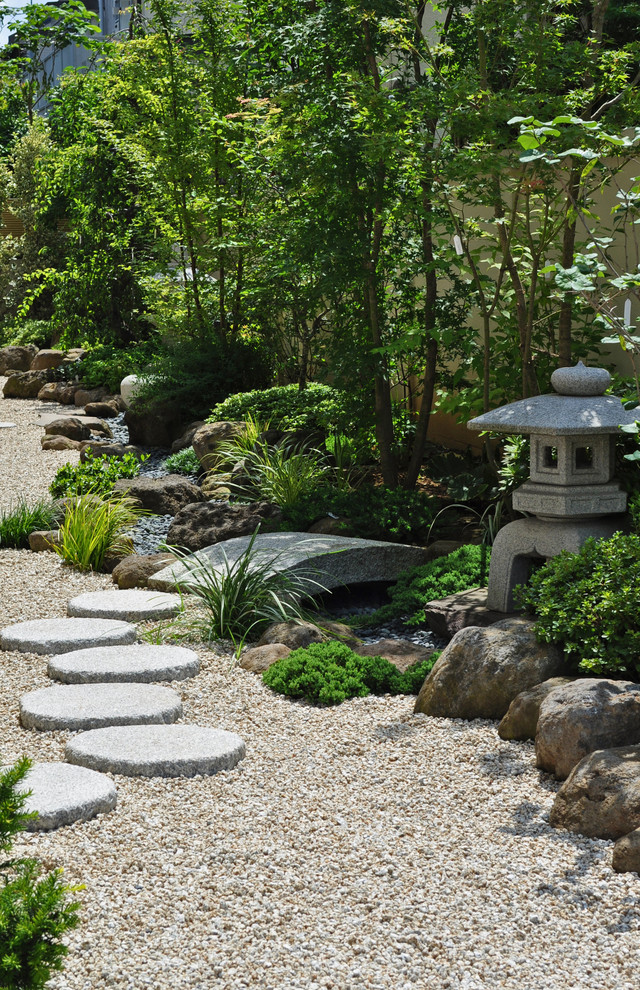 На фото: японский сад в восточном стиле с полуденной тенью и покрытием из гравия