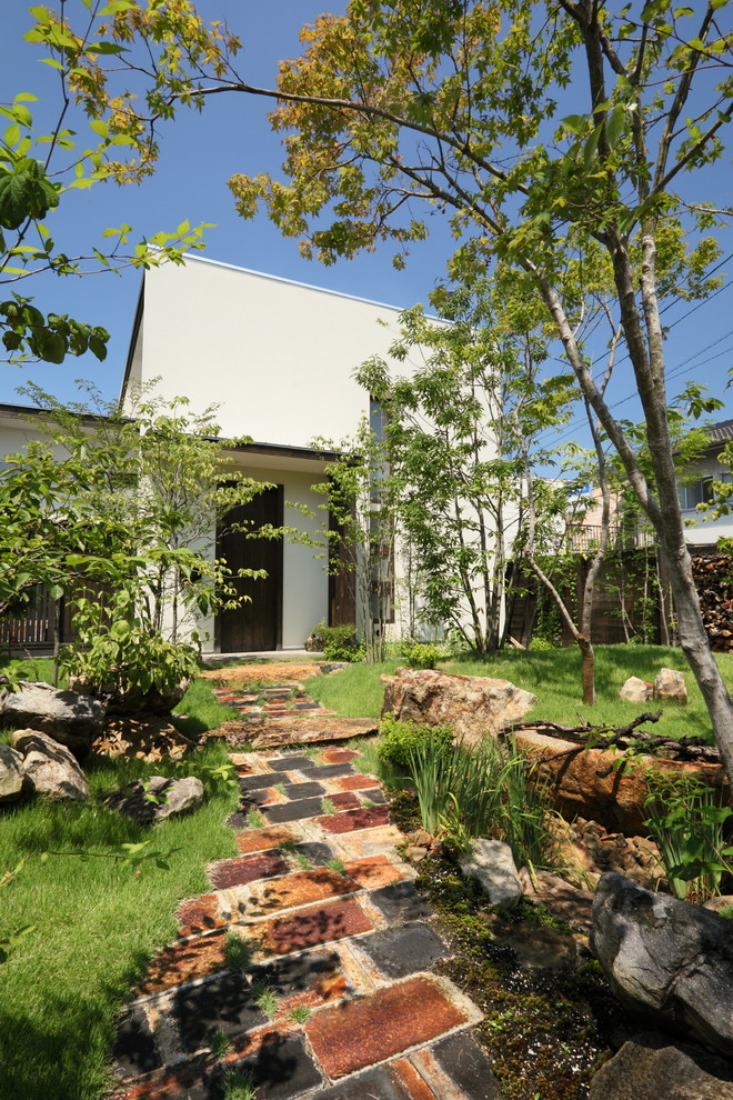 Пример оригинального дизайна: солнечный участок и сад на переднем дворе в скандинавском стиле с садовой дорожкой или калиткой, хорошей освещенностью и мощением клинкерной брусчаткой