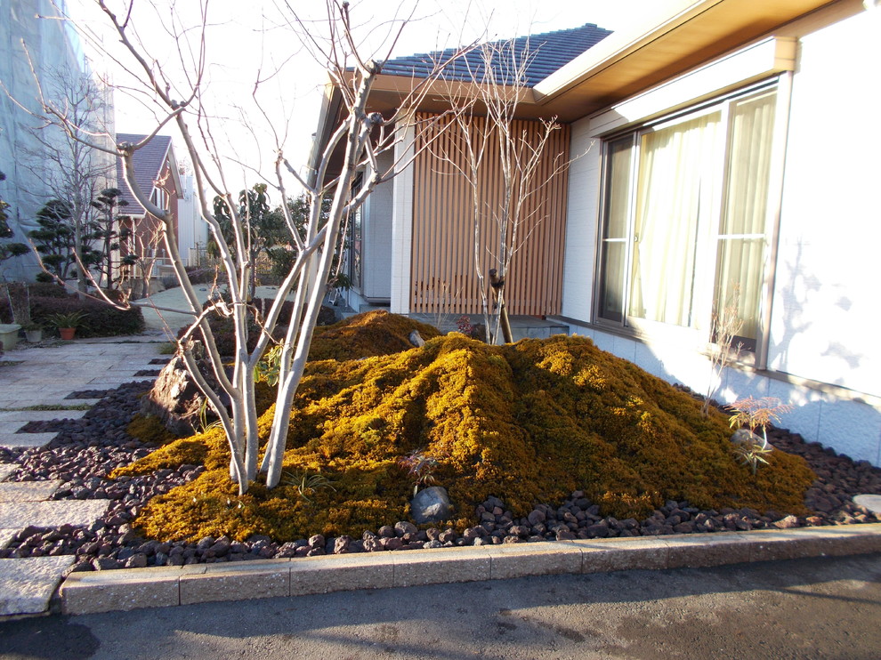 На фото: участок и сад на переднем дворе в восточном стиле с покрытием из гравия с