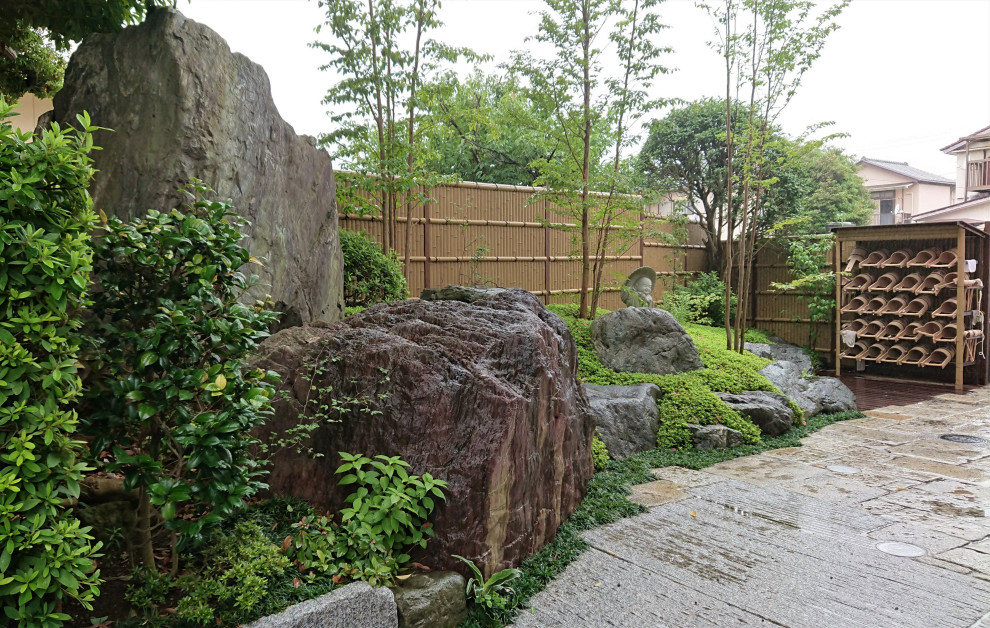 Cette photo montre un grand jardin avant asiatique l'automne avec une exposition ensoleillée et des pavés en pierre naturelle.