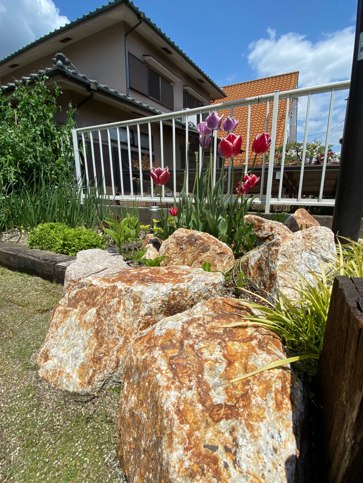 他の地域にある中くらいな、春のアジアンスタイルのおしゃれな前庭 (日向) の写真