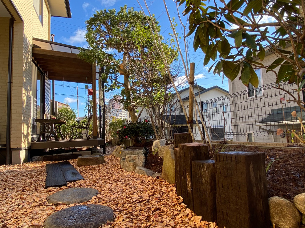 Ejemplo de jardín de estilo zen de tamaño medio en invierno en patio trasero con exposición total al sol