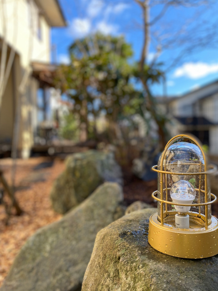 Modelo de jardín de estilo zen de tamaño medio en invierno en patio trasero con exposición total al sol
