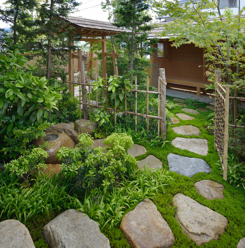 Свежая идея для дизайна: весенний участок и сад в восточном стиле с садовой дорожкой или калиткой и покрытием из каменной брусчатки - отличное фото интерьера