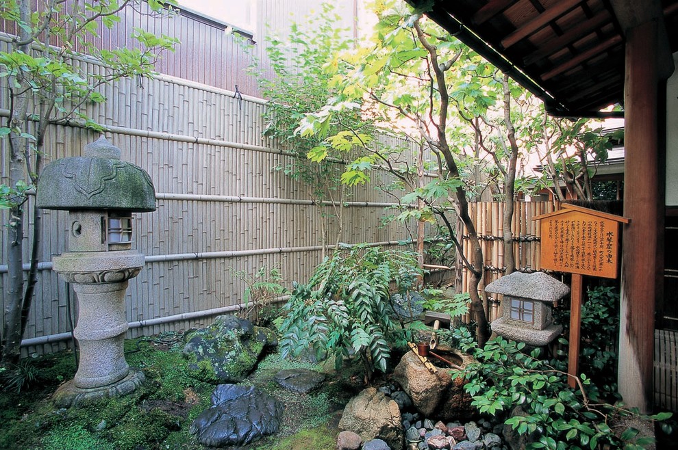 Ejemplo de jardín asiático con con madera