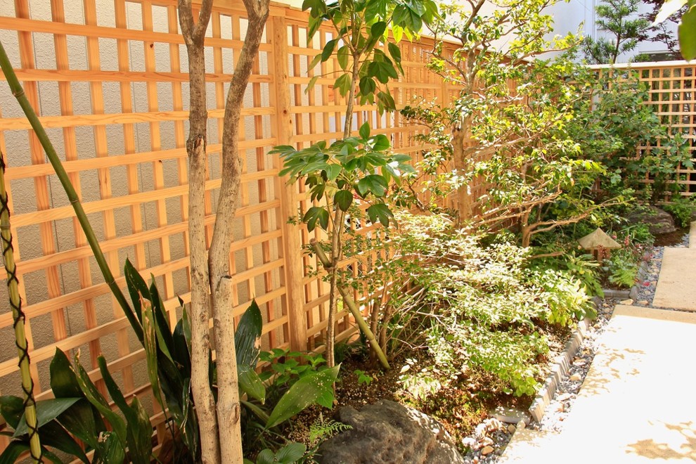Design ideas for an asian shade side yard landscaping in Kyoto.