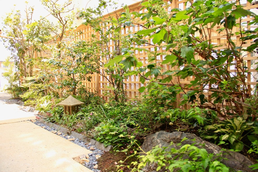 Свежая идея для дизайна: тенистый участок и сад на боковом дворе в восточном стиле - отличное фото интерьера