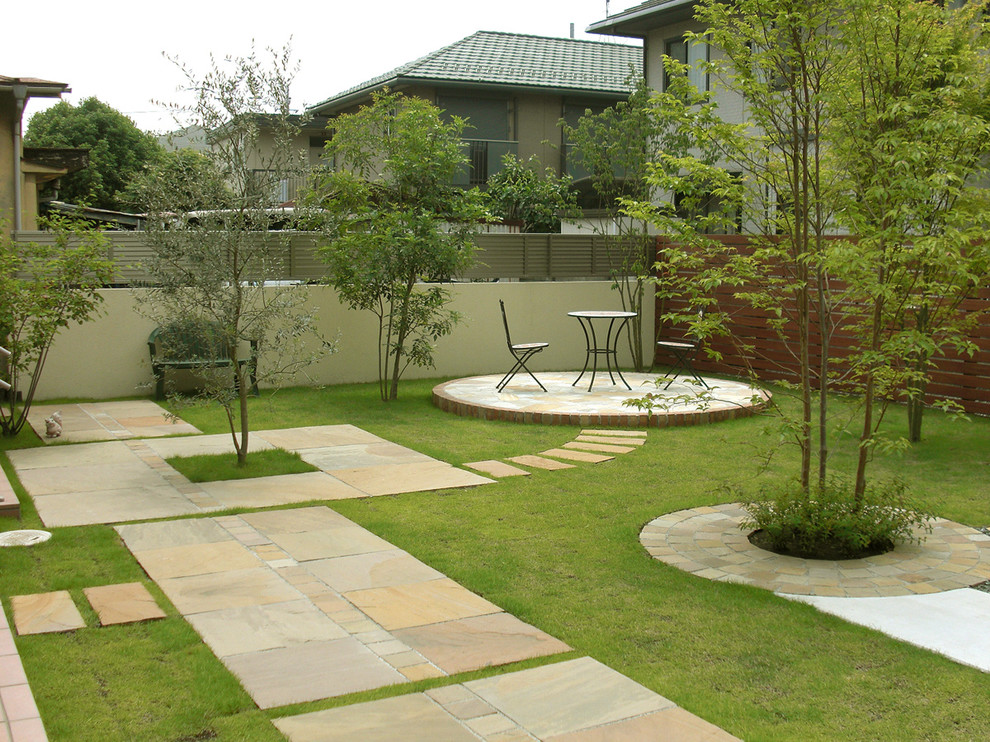 Geometrischer Asiatischer Garten hinter dem Haus mit Pflastersteinen in Tokio Peripherie