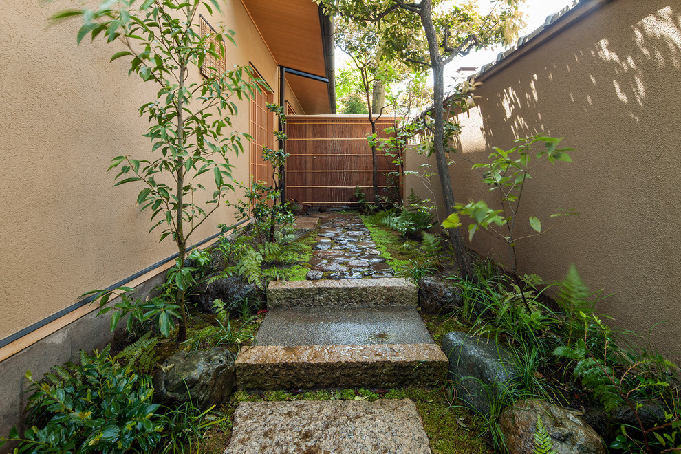 Идея дизайна: японский сад на переднем дворе в восточном стиле с полуденной тенью и покрытием из каменной брусчатки