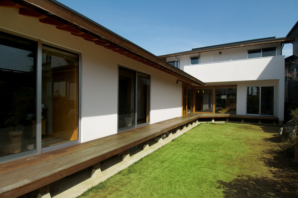Immagine di un grande giardino minimalista esposto in pieno sole in cortile in estate con pedane