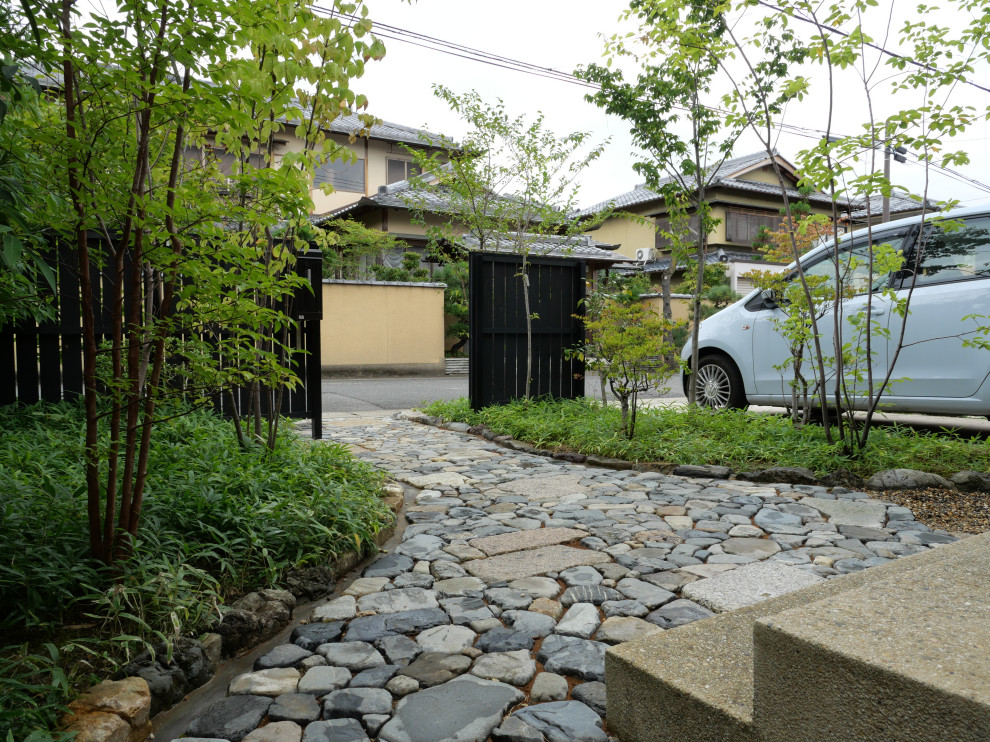 京都にあるアジアンスタイルのおしゃれな庭 (半日向、川石舗装) の写真