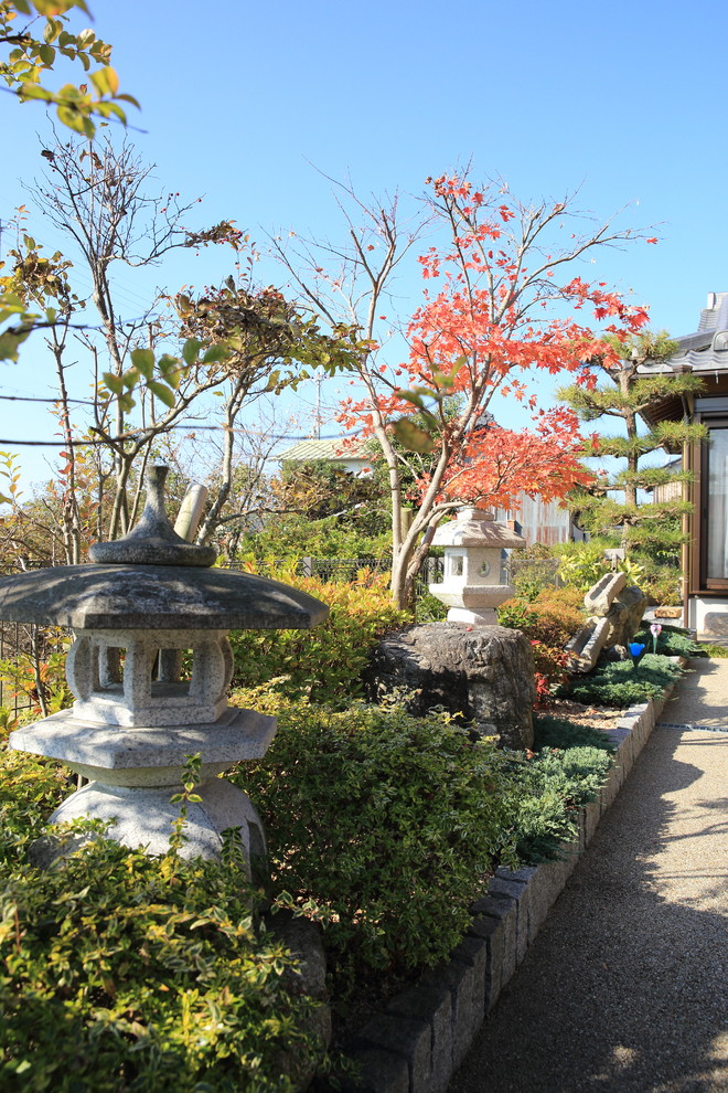 他の地域にある和風のおしゃれな横庭 (砂利舗装、庭への小道、日向) の写真